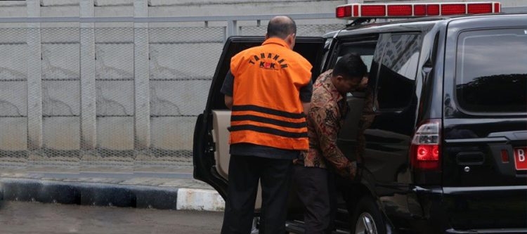 MU, Mantan Anggota DPRD Prov. Jambi Mengenakan Rompi Tahanan KPK. (Foto : Dok. KPK)