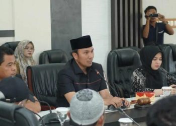 Ketua DPRD Provinsi Jambi (Tengah) saat Meminpin Salah satu Kegiatan. (Foto : Dok. Humas)