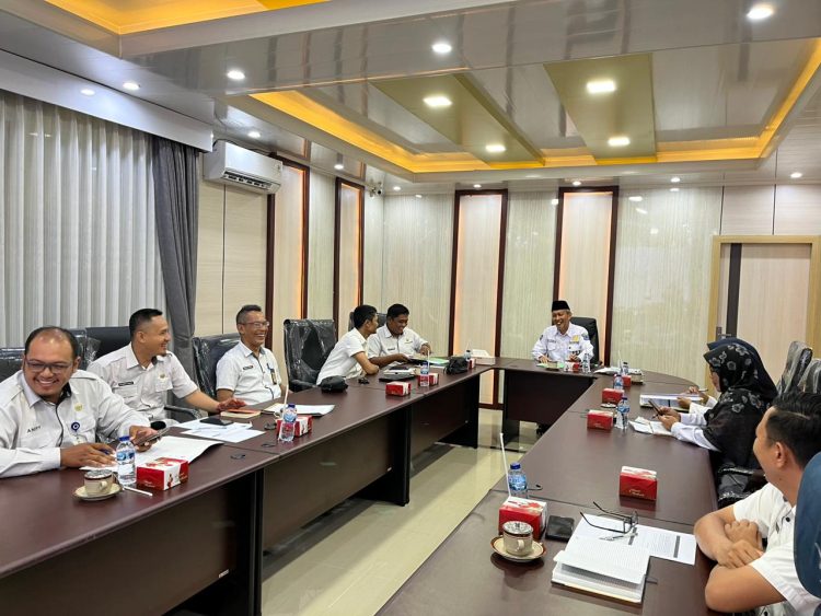 Sekda Saat Mempin Rapat Tindak Lanjut Inflementasi Sertifikat Elektronik. (Foto : Dok. Diskominfo)