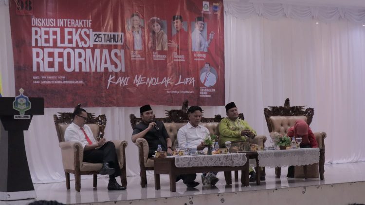 Edi Purwanto saat Menjadi Narasumber dalam Diskusi Interaktif "Refleksi 25 Tahun Reformasi. (Foto : dok. Humas)