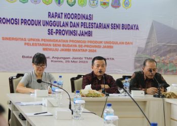 Gubernur Al Haris pada saat Pembukaan Rapat Koordinasi Promosi Produk Unggulan dan Pelestarian Seni Budaya di Anjungan Jambi Taman Mini Indonesia Indah Jakarta. (Foto : dok Diskominfo)