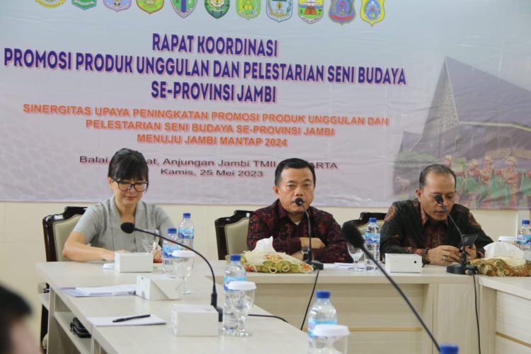Gubernur Al Haris pada saat Pembukaan Rapat Koordinasi Promosi Produk Unggulan dan Pelestarian Seni Budaya di Anjungan Jambi Taman Mini Indonesia Indah Jakarta. (Foto : dok Diskominfo)
