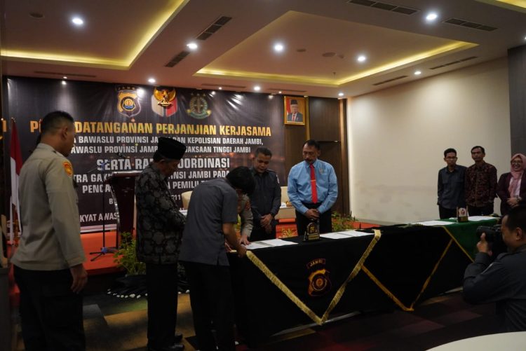 Penandatanganan Kerjasama terkait Pemilu 2024. (Foto : Dok. Diskominfo/Novri)