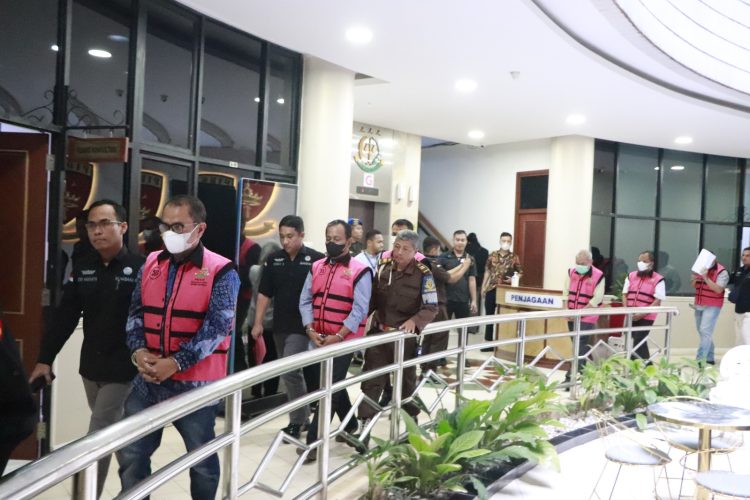 Mengenakan Rompi Tahanan, Keenam Tersangka Digiring Petugas Kejaksaan. (Foto : Dok. Kejagung RI)