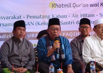 Wagub Sani Bersama Pengasuh Ponpes darussalam Pematang Kabau. (Foto : Dok. Diskominfo/Agus)