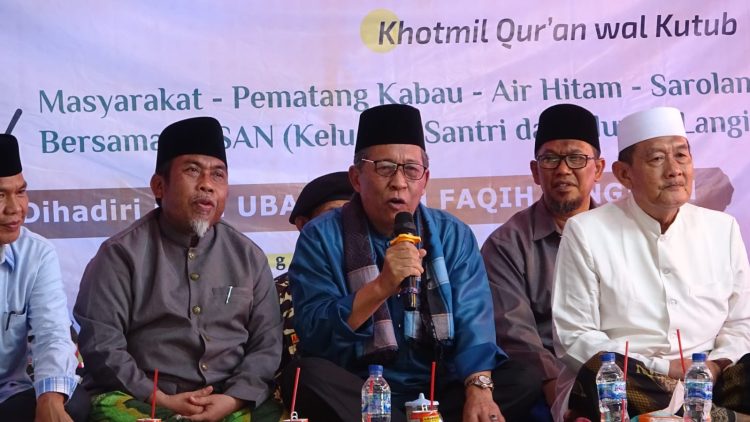 Wagub Sani Bersama Pengasuh Ponpes darussalam Pematang Kabau. (Foto : Dok. Diskominfo/Agus)