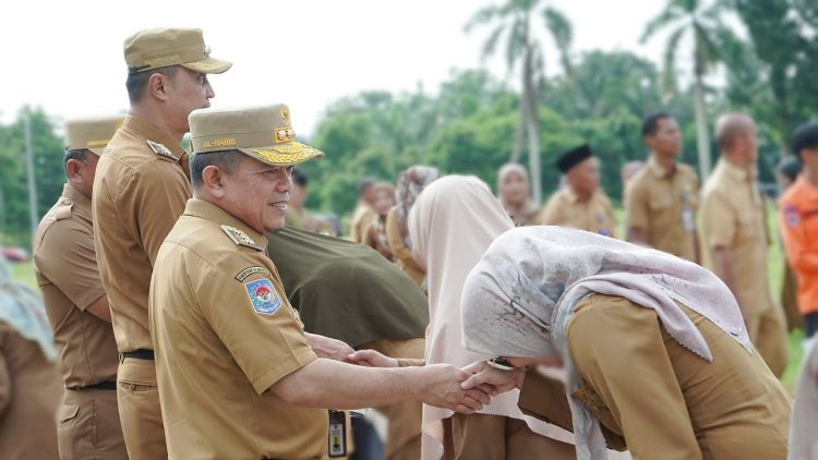 Gubernur Jambi, Dr. Al Haris Apel Bersama ASN di Lapangan Kantor Bupati Muaro Jambi, (Foto : Dok. Diskominfo)
