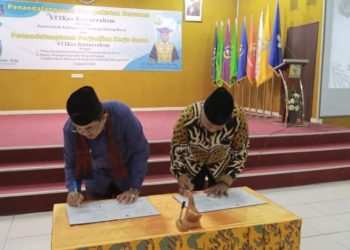 Bupati Tanjab Barat, Drs. AnwarSadat Saat Menandatangani Nota Kerjasama dengan Pihak STIKBA Jambi. (Foto : Dok. Prokopim TJB)