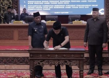 Ketua DPRD Provinsi Jambi saat Menandatangani Pembentukan Perda RT/RW. (Foto : Dok. Humas)