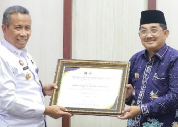 Bupati Tanjab Barat, Drs. Anwar Sadat saat Menerima Penghargaan yang Diserahkan Kepala Kantor Wilayah Kemenkumham Jambi. (Foto : Dok Prokopim TJB)