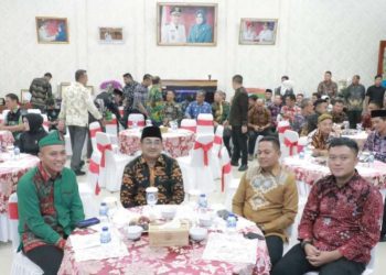 Bupati Drs. Anwar Sadat Saat Menghadiri Malam Pisah sambut Kapolres Tanjab Barat. (Foto : Dok. Prokipim TJB)