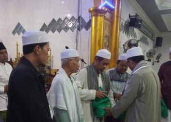 Bupati Drs. Anwar Sadat Saat Melakukan Safari Subuh di Masjdi Nurul Islam. (Foto : Dok. Prokopim TJB)