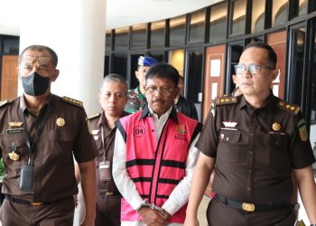 Tersangka JGP saat Digelandang Petugas Kejaksaan. (Foto : dok. Kejagung.go.id)