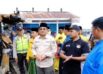 Bupati Tanjab Barat, Drs. Anwar Sadat Tinjau Lokasi Kebakaran di Pelabuhan Ampera. (Foto : Dok. Prokopim TJB)