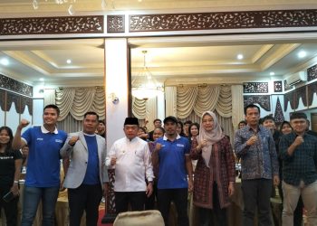 Gubernur Jambi, D Al Haris Bersama Tim Futsal Jambi. (Foto : Has).