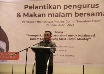 Gubernur Al Haris saat mengukuhan Pengurus PERMAJA Sumbar periode 2022 - 2023. (Foto : Dok. Diskominfo/Agus).