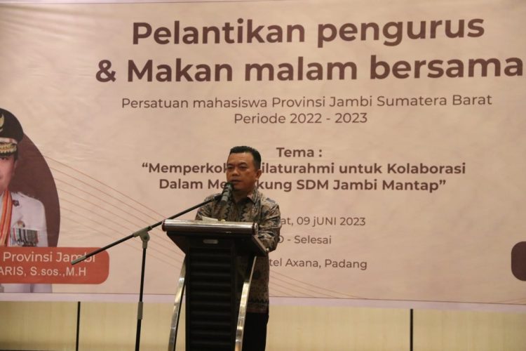 Gubernur Al Haris saat mengukuhan Pengurus PERMAJA Sumbar periode 2022 - 2023. (Foto : Dok. Diskominfo/Agus).