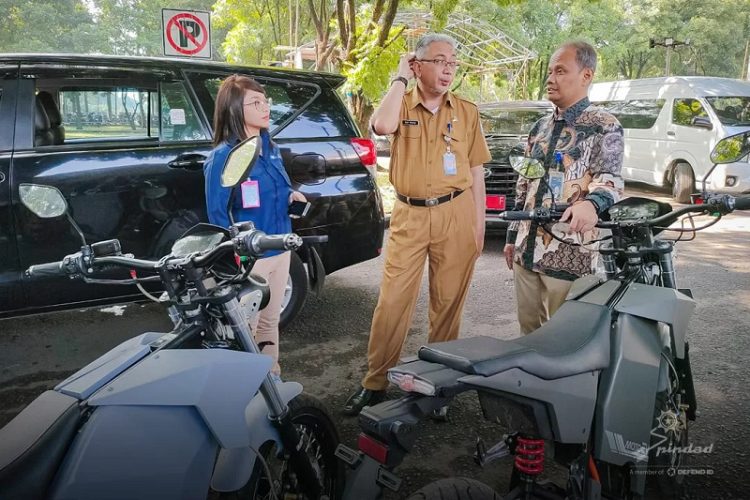 Pihak PT. Pindad saat menunjukan Alat yang di Produksi. (Foto : Dok. PT. Pindad).