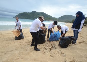 Pihak Pelindo Bersama Warga Tengah Membersihkan Pantai. (Foto : Dok. Pelindo).