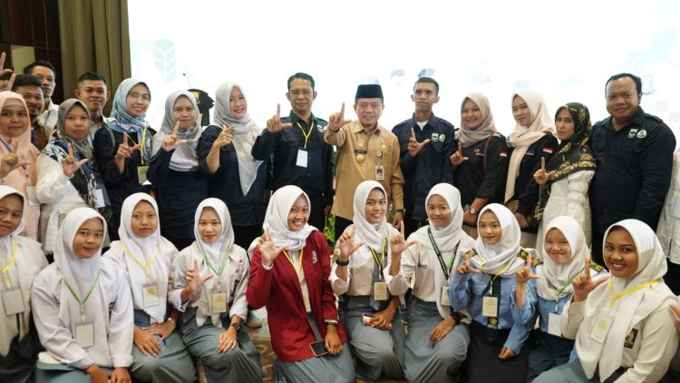 Gubernur Jambi Bersama Pihak BRGM dan Siswa/Siswi SMA/SMK saat Launching Kurikulum Pendidikan Gambut. (Foto : Dok. Diskominfo/Novri).