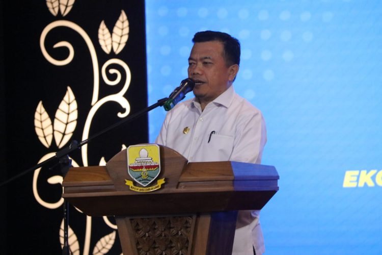 Gubernur Al Haris Menyampaikan Sambutan saat Pelantikan DPW GEKRAFS Provinsi Jambi. (Foto : Has).