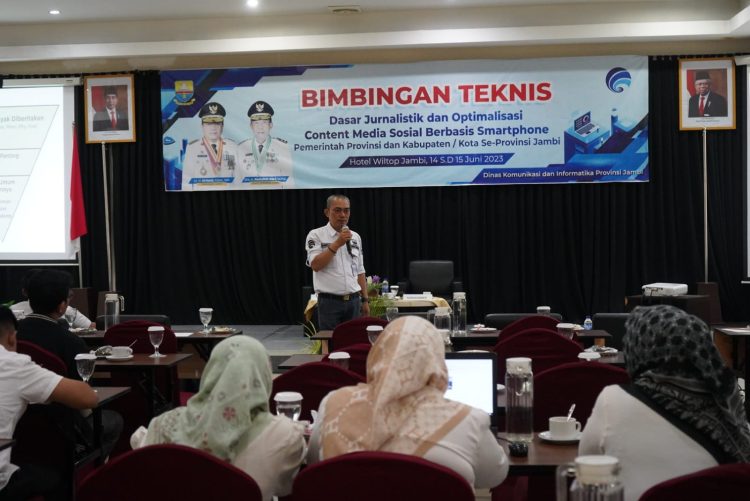 Kabid Komunikasi Publik Diskominfo Provinsi Jambi, Amirzan saat Menyampaikan Sambutan. (Foto : Has).