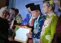 Wagub Jambi, Drs. Abdullah Sani saat Menerima Piagam Penghargaan dai Menteri Ketenagakerjaan. (Foto : Dok Kemenaker RI).