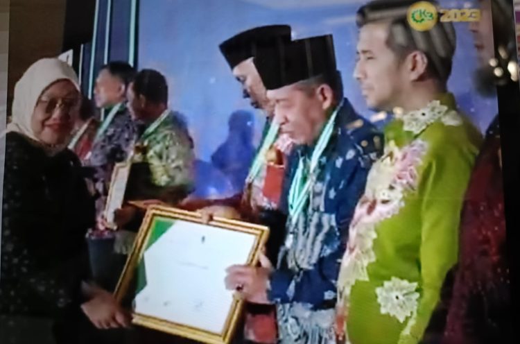 Wagub Jambi, Drs. Abdullah Sani saat Menerima Piagam Penghargaan dai Menteri Ketenagakerjaan. (Foto : Dok Kemenaker RI).