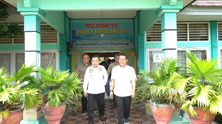Gubernur Jambi, Dr. Al Haris saat Memantau Proses PPDB di SMAN 7 Sarolangun. (Foto : Dok. Diskominfo/Novriansyah).