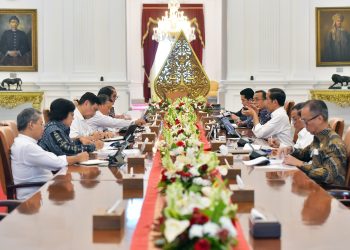 Presiden Republik Indonesia, Ir. Joko Widodo saat Memimpin Rapat dengan Beberapa Menteri. (Foto : BPMI Setpres).