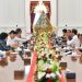 Presiden Republik Indonesia, Ir. Joko Widodo saat Memimpin Rapat dengan Beberapa Menteri. (Foto : BPMI Setpres).