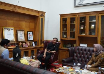 Ketua DPRD Provinsi Jambi, Edi Purwanto saat Berbincang dengan Konsulat Jendral (Konjen) India. (Foto : Dok. Humas).