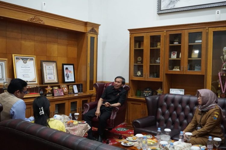 Ketua DPRD Provinsi Jambi, Edi Purwanto saat Berbincang dengan Konsulat Jendral (Konjen) India. (Foto : Dok. Humas).