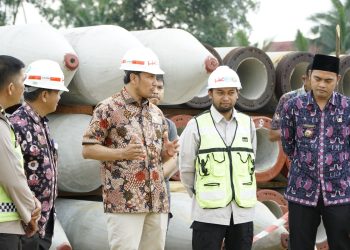 Ketua DPRD Provinsi Jambi, Edi Purwanto Turun ke Lokasi Pengerjaan Tol Jambi-Betung. (Foto : Dok. Humas).