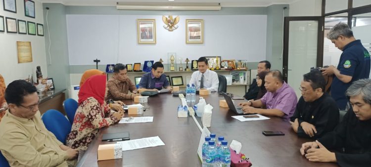 Faizal Riza Bersama Komisi IV DPRD Provinsi Jambi saat Berdiskusi dengan Pihak Labkesda Jawa Barat. (Foto : Dok. Humas).