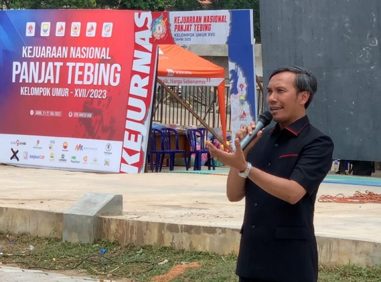 Ketua DPRD Provinsi Jambi, Edi Purwanto saat Menutup Kejurnas Panjant Tebing. (Foto : Dok. Humas).
