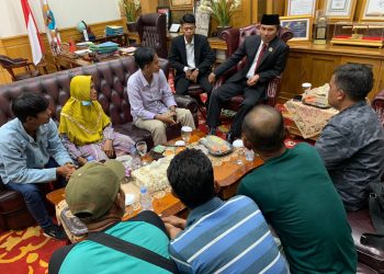 Ketua DPRD Provinsi Jambi Edi Purwanto Menerima audiensi Masyarakat Pematang Bedaro, Kecamatan Kumpe Ulu, Kabupaten Muaro Jambi. (Foto: Dok. Humas)