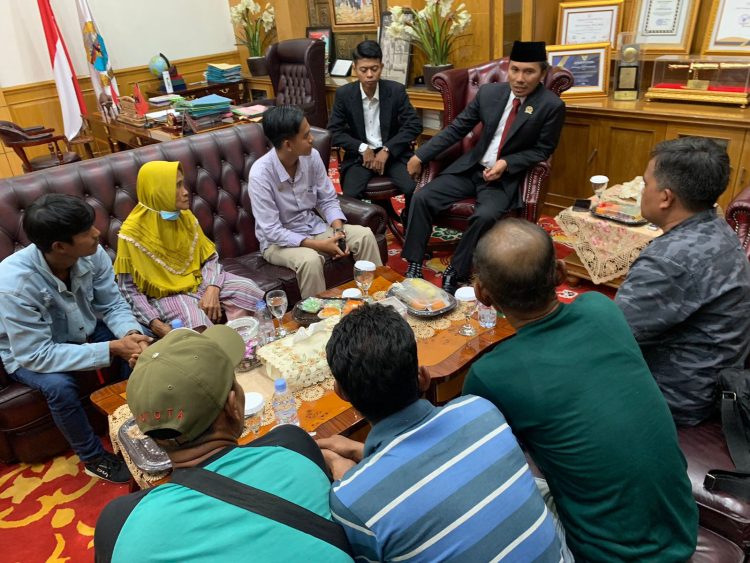 Ketua DPRD Provinsi Jambi Edi Purwanto Menerima audiensi Masyarakat Pematang Bedaro, Kecamatan Kumpe Ulu, Kabupaten Muaro Jambi. (Foto: Dok. Humas)