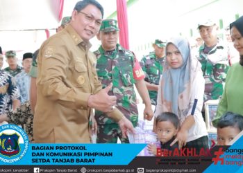 Wabub Hairan Foto Dengan Masyarakat Pada Peresmian Fasilatas Air Bersih. (Foto: Dok. Prokopim Tjb)