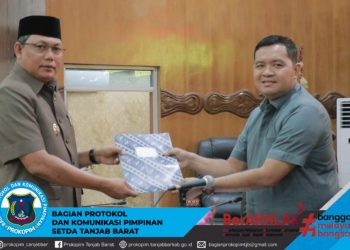 Wakil Bupati Tanjung Jabung Barat H. Hairan, SH, menghadiri Rapat Paripurna dalam rangka Penyampaian Nota Pengantar 2 ( Dua ) Raperda Inisiatif Pemkab Tanjung Jabung Barat oleh Bupati tentang Pajak Daerah, Retribusi Daerah dan Raperda tentang Penyelenggaraan Program Jaminan Sosial Ketenagakerjaan. (Prokopim Tjb)