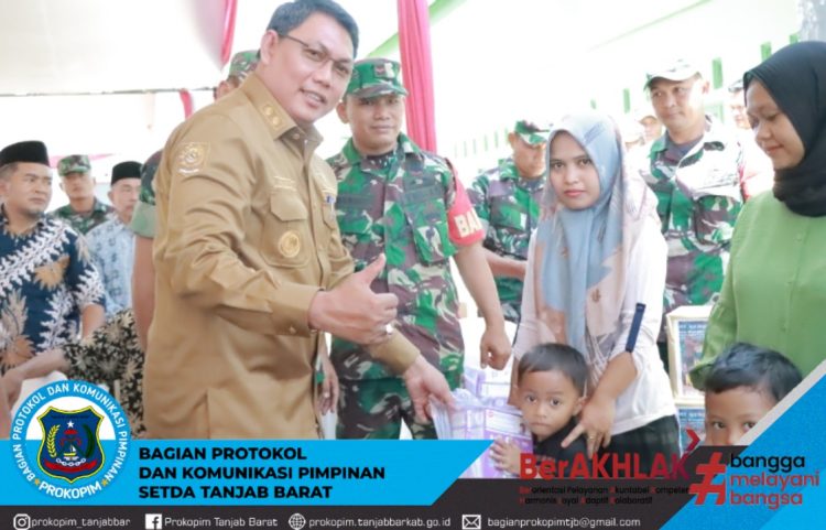 Wabub Hairan Foto Dengan Masyarakat Pada Peresmian Fasilatas Air Bersih. (Foto: Dok. Prokopim Tjb)