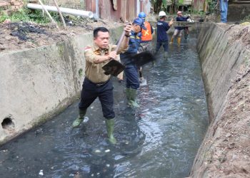 Gubernur Jambi Al Haris Bersama Warga Bersih-Bersih drainase di Kota Jambi. (Foto: Dok. Diskominfo)
