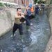 Gubernur Jambi Al Haris Bersama Warga Bersih-Bersih drainase di Kota Jambi. (Foto: Dok. Diskominfo)