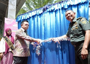 Gubernur Jambi Al Haris Terlihat Memotong Pita Peresmian Sekolah Lansia di Kota Jambi. (Foto: Dok. Diskominfo)