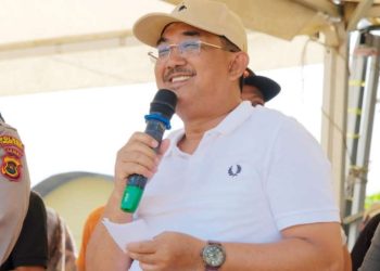 Bupati Anwar Sadat Menyampaikan Kata Sambutan Pada Pembukaan Perlombaan Panjat Pinang dalam Rangka Memeriahkan HUT Ke-58 Tanjabbar. (Foto: Dok. Prokopim Tjb)