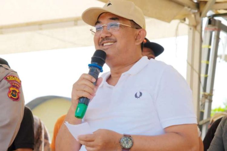 Bupati Anwar Sadat Menyampaikan Kata Sambutan Pada Pembukaan Perlombaan Panjat Pinang dalam Rangka Memeriahkan HUT Ke-58 Tanjabbar. (Foto: Dok. Prokopim Tjb)