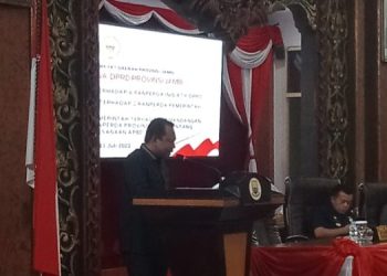 Ketua Bapemperda DPRD Provinsi Jambi, Akmaluddin saat Menyampaikan Naskah Usulan Ranperda. (Foto : Istimewa).