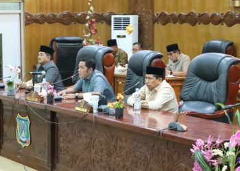 Bupati Anwar Sadat saat Menghadiri Paripurna di Gedung DPRD Tanjab Barat. (Foto : Dok. Prokopim).