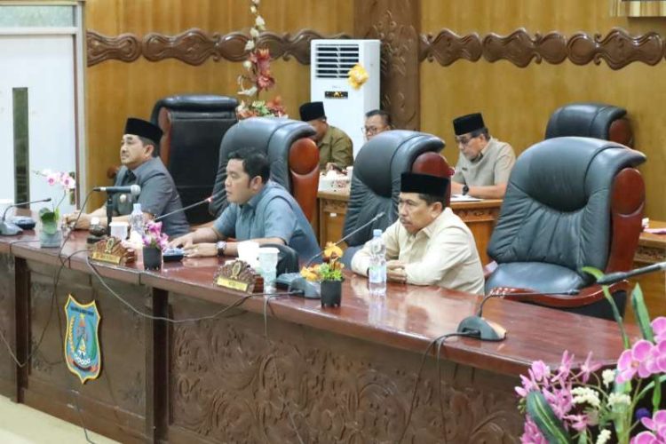 Bupati Anwar Sadat saat Menghadiri Paripurna di Gedung DPRD Tanjab Barat. (Foto : Dok. Prokopim).