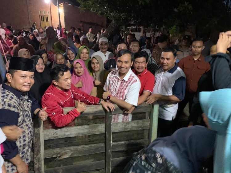 Ketua DPRD Prov. Jambi Bersama Warga Desa Tendah Sarolangun. (Foto : Dok. Humas).